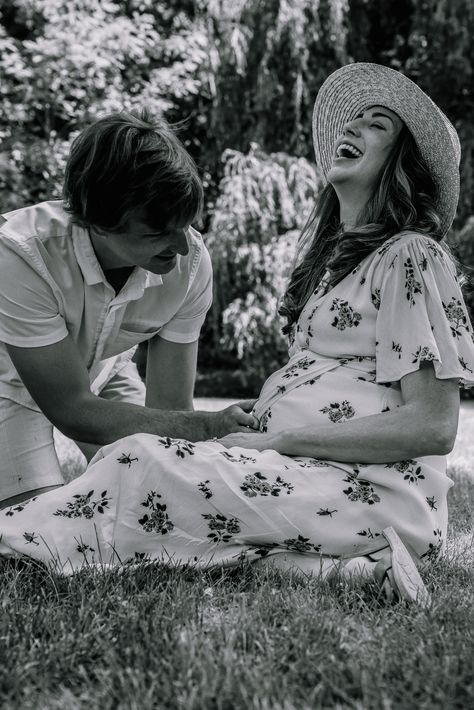 Candid Maternity Shoot, Candid Pregnancy Photos, Classic Maternity Photos, Vintage Pregnancy Pictures, Candid Maternity Photography, Fun Maternity Pictures, Prego Photoshoot, Vintage Maternity Shoot, Pregnancy Poses