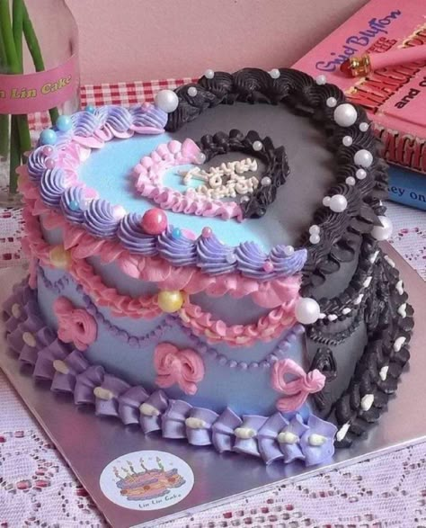 Kawaii Cakes Birthday, Bolo Taylor Swift, Kawaii Cakes, Tårta Design, Taylor Swift Cake, Heart Shaped Cake, Shaped Cake, Cute Baking, Pretty Dessert