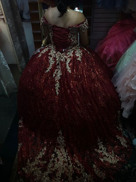 Masquerade Quince, Quincenera Dress, Dresses Dark Red, Black Quince, Mexican Quinceanera, Quinceañera Ideas, Quinceñera Dresses, Quince Ideas, Quince Dresses