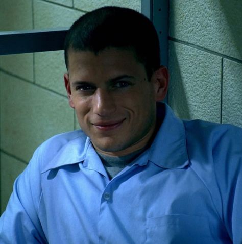 Prison Break 3, Michael Schofield, Michael Scofield, Broken Love, Wentworth Miller, Blonde Hair Inspiration, Prison Break, Fictional Crushes, Romantic Movies