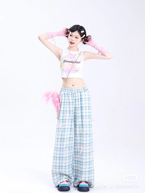 Pastel Outfits Summer, Harajuku Poses, Kawaii Photoshoot Ideas, Japanese Harajuku Fashion Pastel, Harajuku Photoshoot, Cheerful Pose, Pastel Ootd, Chinese Y2k, Casual Decora Fashion