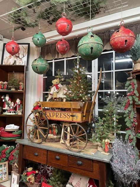 Vintage Christmas Displays Booth, Antique Booth Christmas, Christmas Antique Booth Ideas, Christmas Antique Booth, Christmas Antique, Antique Booth Ideas, Christmas Displays, Future Shop, Antique Booth