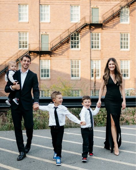 Family photography Black Tie Christmas Pictures, Holiday Pictures Family Outfits Black, Black Tie Family Photos, Black Outfit Family Photos, Black Tie Family Photo Shoot, Black Family Photoshoot Outfits, Black And White Family Pictures Outfits, Family Photos Black Outfits, Black Outfit Family Photoshoot