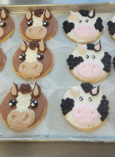 Barnyard Cupcakes, Buttercream Frosting Cookies, Cake Animals, Brookies Cookies, Buttercream Cookies, Pastry Case, Cow Cookies, Cookie Cake Designs, Farm Cookies