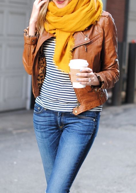 The perfect fall look: a striped tee, jeans, your favorite scarf, and a cognac leather jacket! Leather Jacket Outfit Winter, Mustard Scarf, Winter Leather Jackets, Mode Tips, Blazer Outfit, Leather Jacket Outfits, Mode Casual, Brown Leather Jacket, Thanksgiving Outfit