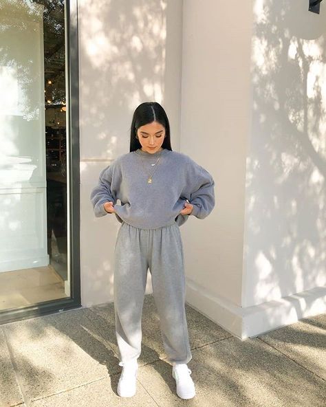 Faye Claire, Outfit Jogging, Mode Zara, Tomboy Style Outfits, Chill Outfits, Autumn Outfits, Trendy Fashion Outfits, Grey Sweatpants, Causual Outfits