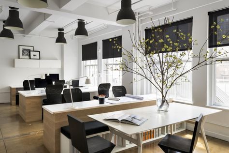 Room reminds me a bit of our office room/space. Like the use of white plus one bold colour Bhdm Design, Modern Office Space Design, Architect Office Design, Design Studio Office, Office Tour, Modern Office Space, Modern Office Interiors, City Office, Office Space Design