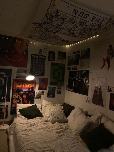 Small Room Ideas Grunge, Simple Grunge Room Ideas, Different Bedroom Aesthetics Dark, Alt Bedroom Ideas Grunge, Colourful Aesthetic Room, Eddie Munson Room Aesthetic, Grungy Apartment Aesthetic, Masc Room Aesthetic, Dorm Room Grunge