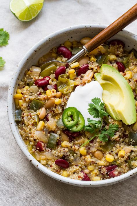 Vegan Quinoa Chili Verde featuring tomatillos, poblanos, beans, sweet corn and mild spices is a nice change from the usual chili routine! It's thick, hearty and an easy 1-pot meal ready in about 35 minutes. This chili recipe is gluten free, low fat with oil free option. Vegan Quinoa Chili, Quinoa Chili Recipe, Instant Pot Vegetarian, Simple Veganista, Vegetarian Quinoa Chili, Vegan Chili Recipe, Quinoa Chili, Chili Verde, Vegetarian Quinoa