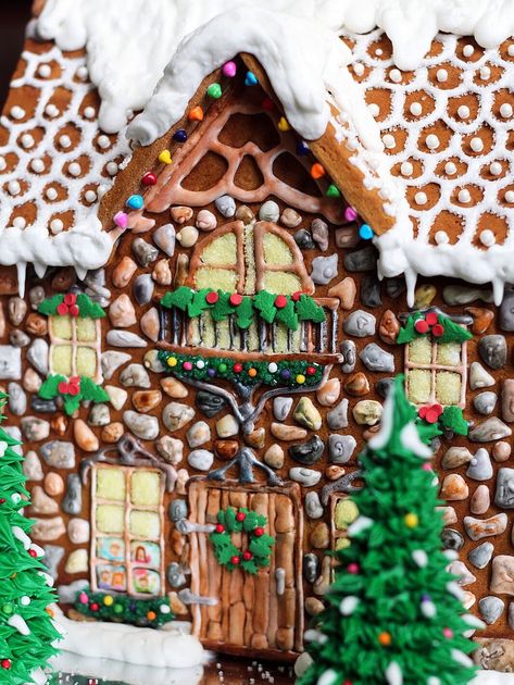 60 Best Gingerbread House Ideas the Internet Has to Offer | MyRecipes Gingerbread House Pictures, Easy Gingerbread House, Gingerbread House Ideas, Cool Gingerbread Houses, Gingerbread House Parties, Make A Gingerbread House, Gingerbread House Designs, Gingerbread Party, Gingerbread House Cookies