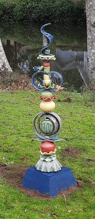 Ceramic Garden Totems Diy Yard Art, Totem Poles Ceramic, Pottery Totem Poles Ideas, Diy Garden Totems How To Make, Garden Totems Diy Yard Art, Garden Stacks, Pottery Totems, Clay Totems, Clay Totem