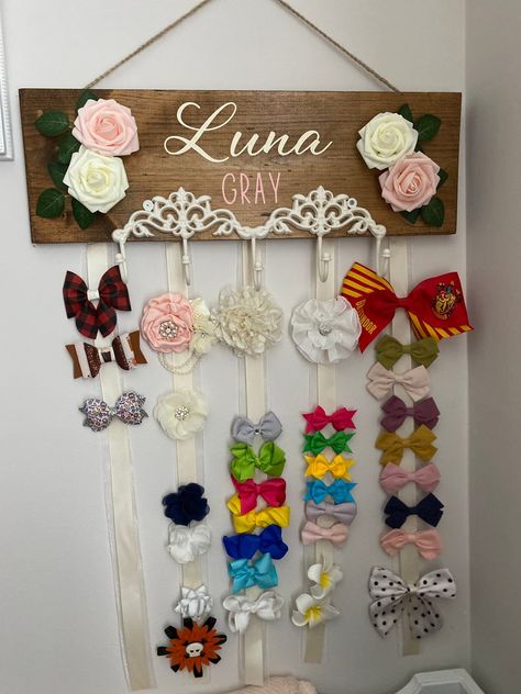 Diy Hair Bow Holder, Diy Bow Holder, Diy Baby Bows, Bow Organizer, Personalized Bow, Hair Bow Holder, Hand Crafts For Kids, Bead Storage, Paper Craft Diy Projects