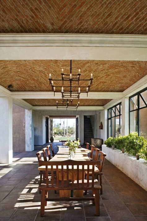 Exceptional Spanish-style hacienda in Mexico Mexican Hacienda Homes, Southwestern Dining Room, Brick Ceiling, Style Hacienda, Mediterranean Dining, Mediterranean Dining Room, Hacienda Homes, House Mediterranean, Mexican Hacienda