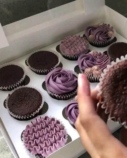 Decorating Vanilla Cupcakes, Cupcake Box Decoration Ideas, Cupcake Decorating Ideas For Wedding, Small Cupcakes Ideas, Cupcakes Icing Ideas, Brownie Decoration Ideas, Cupcake Decorating Ideas Creative, Cup Cake Ultah, Cupcake Decor Ideas