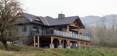 Gray home with wood trim Modern Timber Frame Homes, Modern Timber Frame, Cottage Remodel, Timber Frame Design, Houses Ideas, Cabin Exterior, Lake House Plans, Timber Frame Homes, Log Cabin Homes