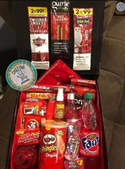 Fathers Day Gift Basket, Bday Gifts For Him, Gift Baskets For Him, Boyfriend Gift Basket, Bday Gifts, Box Creative, Diy Gift Baskets, Creative Gifts For Boyfriend