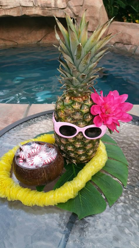 Pineapple centerpieces Pineapple Centerpiece Ideas, Pineapple Party Ideas, Pineapple Centerpieces, Luau Centerpieces, Margaritaville Party, Pineapple Centerpiece, Birthday Luau, Kids Halloween Food, Hawaii Theme