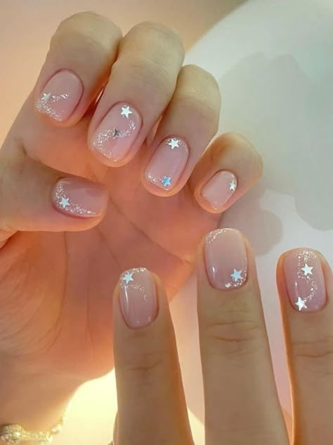 Silver glitter and stars on short, clear nails Nee Years Nails Designs, Ideas Para Uñas Cortas, Star Glitter Nails, Simple Glitter Nails, Silver Nail Art Designs, Clear Gel Nails, Star Nail Designs, Silver Nail Designs, Mani Ideas