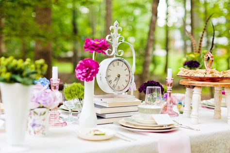 Love the idea of small stools and bright candlesticks Tea Party Tablescape, Deco Disney, Alice In Wonderland Tea Party Birthday, Alice Tea Party, Alice In Wonderland Wedding, Tea Party Wedding, Alice In Wonderland Theme, Alice In Wonderland Tea Party, Vintage Tea Party