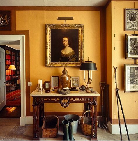 decordesignreview: entry in iconic designer David Hicks home in... (The Fuller… Orange Painted Walls, Orange Paint Colors, Warm Grey Paint Colors, Warm Gray Paint, David Hicks, English Interior, English Decor, English Country Style, Casas Coloniales