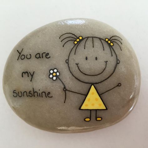 Painted rock, you are my sunshine. Caillou Roche, Art Pierre, Rock And Pebbles, Painted Rocks Diy, Rock Painting Ideas Easy, Painted Stone, Rock Ideas, Kraf Diy, Paint Rock