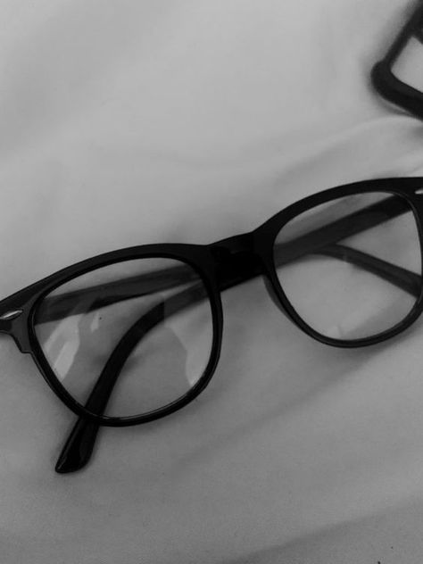 linked! round non-prescription glasses fit perfectly and look good on all faces for men and women, you can protect your eyes while looking stylish. Black Eye Glasses Aesthetic, Black Frame Glasses Aesthetic, Black Glasses Aesthetic, Black Frame Glasses, Black Rimmed Glasses, Glasses For Round Faces, Classy Glasses, Glasses Frames Trendy, Glasses Inspiration