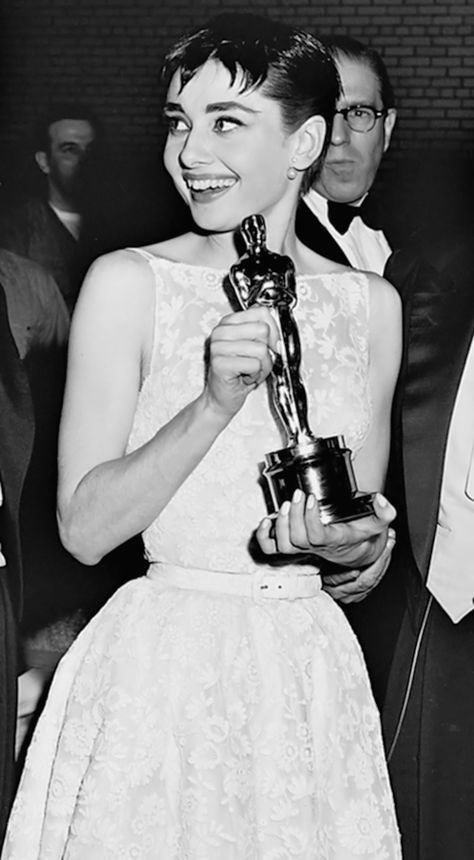 Audrey Hepburn Audrey Hepburn Oscar, Audrey Hepburn Born, Best Actress Oscar, Audrey Hepburn Photos, Oscar Award, Audrey Hepburn Style, Katharine Hepburn, Roman Holiday, Fair Lady