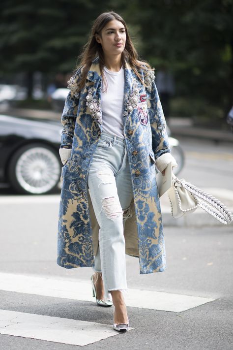 The 1 Piece That Will Keep Your Wardrobe on Trend All Season Fall Fashion Coats, Milan Fashion Week Street Style, Moda Denim, Look Jean, Mode Kimono, Looks Street Style, Denim Trends, Girl Coat, Fashion Week Street Style