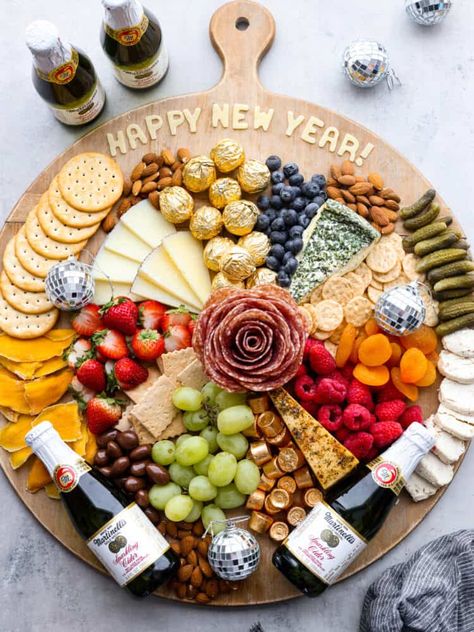 Throw a fun party and ring in the new year with this fantastic New Year's charcuterie board! Endless options of sweet and savory finger foods will keep your guests awake until midnight. New Years Decorations Ideas, January Charcuterie Board, Savoury Platter Ideas Finger Foods, New Year Eve Party Food, New Year Eve Food, New Years Eve Charcuterie Board Ideas, New Years Snacks, Savory Finger Foods, Group Snacks