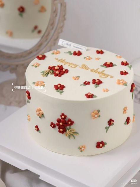 Yellow Frosting Cake, Tiny Cakes Birthday, Birthday Cake Fruit Decoration, Tiny Cakes Ideas, Simple Cake Designs Birthday, Aesthetic Cake Designs, Cake With Red Flowers, Cute Bento Cake, Bento Cake Ideas