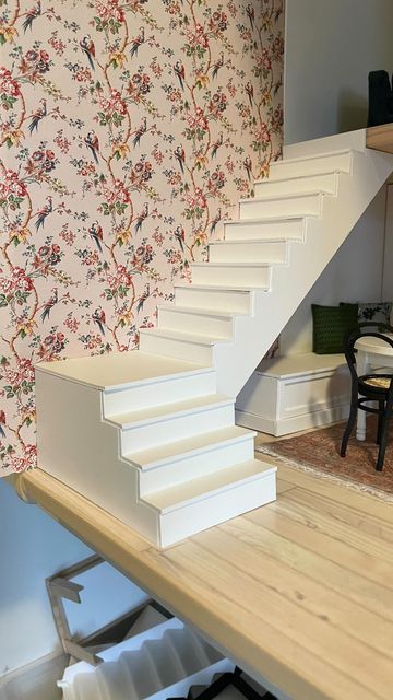 Diy Barbie Staircase, Doll House Stairs, Dollhouse Stairs, Dollhouse Staircase Ideas, Diy Dollhouse Stairs Easy, Miniature Staircase Diy, Miniature Stairs Diy How To Make, Miniature Spiral Staircase Diy, Dollhouse Staircase