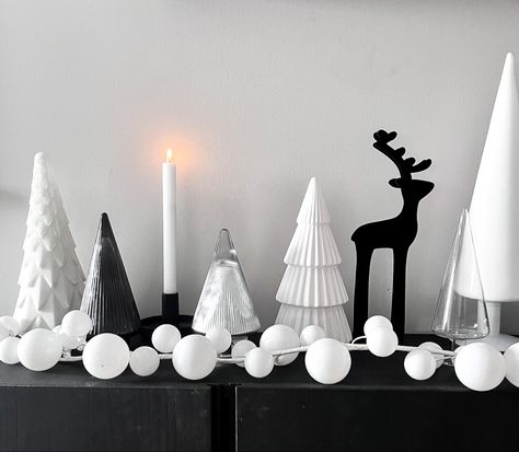 Black And White Minimalist Christmas Decor, Monochrome Christmas Decor, Christmas Minimal Decor, Black White And Silver Christmas Decor, Black White Silver Christmas Decor, Black And White Xmas Decor, Christmas Minimalist Decor, Christmas Decor Black And White, Minimal Holiday Decor