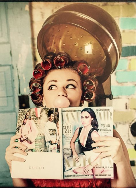 Vintage Hair Salons Pictures, Vintage Beauty Parlor, Vintage Salon Pictures, 60s Hair Salon Aesthetic, 1950s Beauty Salon, Vintage Hair Salon Photo Shoot, Vintage Hairdresser Aesthetic, Hair Salon Asthetic Picture, Vintage Salon Photos