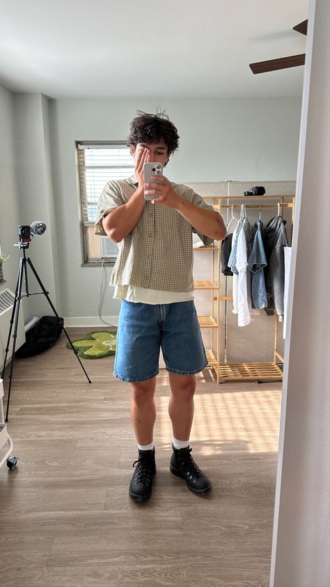 Jort Outfits Boys, Hiking Boots Outfit Men, Hiking Boots With Shorts, Stem Lesbian Style, Boots With Shorts, Hiking Boots Outfit, Jean Short Outfits, Masc Outfits, Gay Outfit