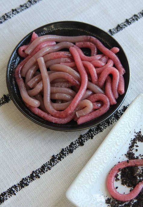 Super realistic gummy worms for Halloween! Fruit-juice sweetened, natural gummy worms recipe would be fun to make with kids  hilahcooking.com Gummy Worm Recipe, Gummy Worm Treats, Gummy Worms Recipe, Sour Gummy Worm Drink, Halloween Gummy Worms, Vegan Gummy Worms, Realistic Gummy Worms, Alcoholic Gummy Worms, Jello Worms