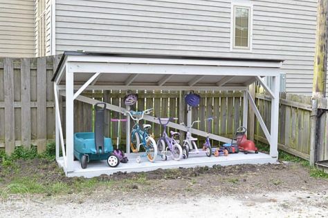 25 Useful Outdoor Toy Storage Ideas to Keep Your Family Organized! Shed Playhouse, Outdoor Toy Storage, Outdoor Bike Storage, Best Outdoor Toys, Diy Roofing, Backyard Structures, Backyard Toys, Diy Toy Storage, Toy Storage Solutions