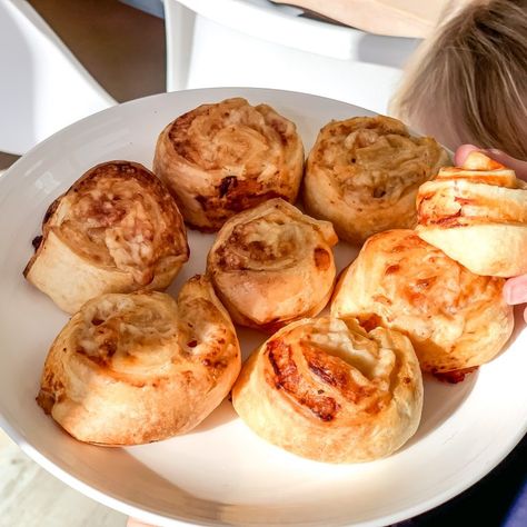 Pinwheels For Toddlers, Toddler Puff Pastry Recipe, Puff Pastry Toddler Recipe, Baby Pizza Recipe, Kid Friendly Pinwheels, Puff Pastry Recipes Blw, Blw Pinwheels, Toddler Pinwheels, Broccoli Cheese Pinwheels Toddler