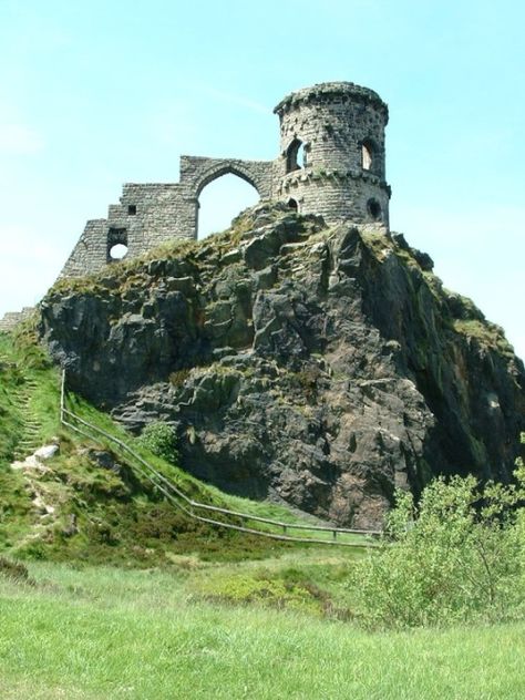 Crumbling Castle, Castle Photo, Old Castle, Abandoned Castles, Castle Ruins, Chateau France, Fantasy Setting, Beautiful Castles, Medieval History