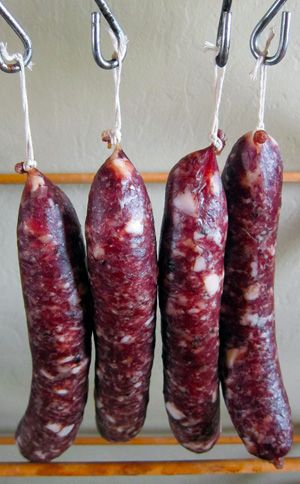 Simple salami, hanging Homemade Salami, How To Make Salami, Salami Recipe, Curing Meat, Meat Curing, Cured Meat Recipes, Sausage Making Recipes, Salami Recipes, Home Made Sausage