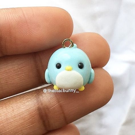 TheLilacBunny on Instagram: “Here’s a baby blue penguin I made a few days ago ☺️💖 #polymerclay #polymerclayjewelry #polymerclayearrings #polymerclayart…” Blue Polymer Clay Ideas, Super Clay Keychains, Polymer Clay Crafts Cute, Blue Clay Ideas, Cute Diy Clay Crafts, Clay Charms Ideas, Super Clay Ideas, Clay Ideas Cute, Cute Clay Charms