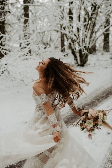 Winter Mountain Elopement Inspiration | Oregon Wedding Photographer Snow Pre Wedding Shoot, Winter Wedding Portraits, Boho Wedding Hair Half Up, Snow Elopement, Winter Mountain Wedding, Mountain Bridals, Roses Photography, Civil Marriage, Winter Session