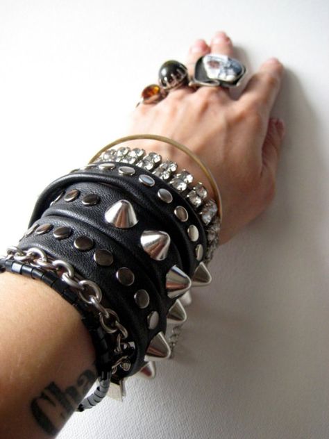 Spikes Fashion, Heavy Metal Fashion, Playing The Guitar, 80s Rock, Guitar Playing, Rock Jewelry, Metal Fashion, Punk Rocker