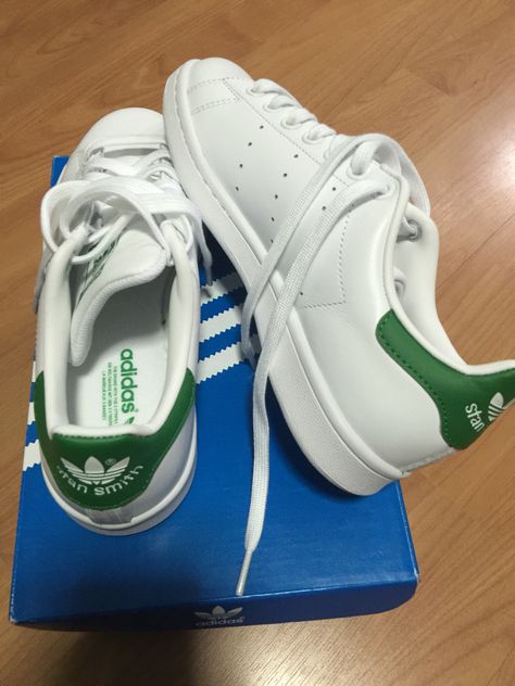 Adidas White Sneakers, Lacoste Shoes, Jordan Shoes Girls, Kicks Shoes, Pretty Shoes Sneakers, All Nike Shoes, Streetwear Shoes, Camera Backpack, Nike Air Shoes