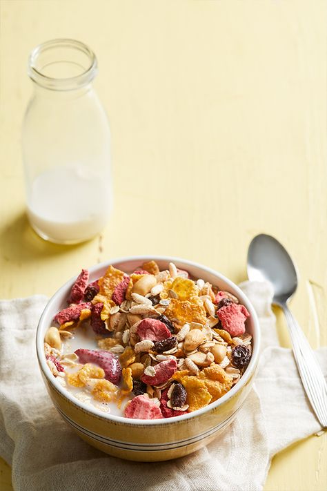 Make your own healthy muesli with freeze-dried fruit, nuts, and whole-grain flakes and puffs. Serve this colorful homemade cereal with unsweetened plant milk, such as almond, soy, cashew, or rice. Cereal With Fruit, Healthy Muesli, Cereal With Milk, Cheerio Treats, Vegan Brunch Recipes, Vegan Gluten Free Breakfast, Homemade Cereal, Fruit Cereal, Vegan Recipes Plant Based