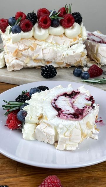 Merengue Roll Cake, Birthday Cake Meringue, Meringue Roll Cake, Lemon Meringue Roulade, Meringue Roll, Berry Meringue, Roulade Cake, Meringue Roulade, Roulade Recipe