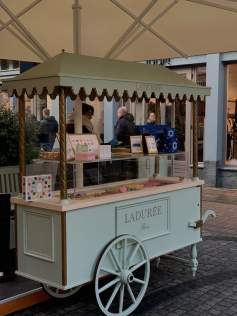 Parisian macarons #parisian #paris #aesthetic #tumblr #sweet #food #blue #candy Food Cart Aesthetic, Parisian Macarons, Bakery Stand, Food Cart Business, Wedding Food Stations, Grease Musical, Laduree Paris, Food Kiosk, Waffle Bar