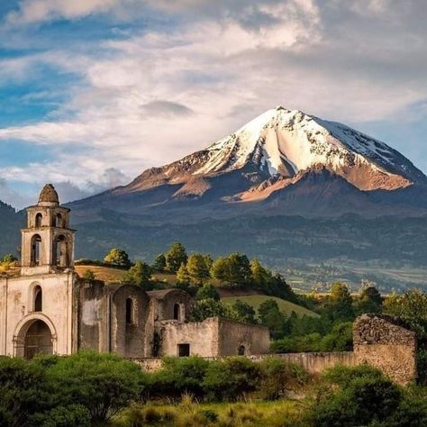 Pico de Orizaba. Veracruz Mexico History, Chicano Art Tattoos, Watercolor Christmas Cards, Chicano Art, City Landscape, Medieval Castle, Mexico Travel, Christmas Watercolor, Bolivia