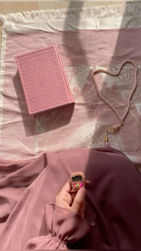 Religion Aesthetic Islam, Quranic Wallpaper Aesthetic, Pink Muslim Wallpaper, Aesthetic Allah Wallpaper, Wallpaper Allah Islam, Islamic Quran Wallpaper, Islamic Girl Aesthetic, Islamic Girl Quotes, Islam Wallpaper Aesthetic