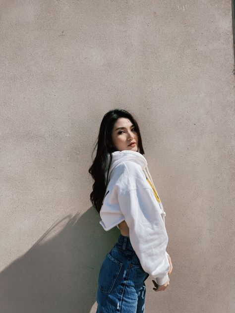 White Cropped Hoodie Outfit, Crop Hoodie Outfit, White Crop Hoodie, Streetwear Baddie, Ootd Hoodie, Cropped Hoodie Outfit, White Cropped Hoodie, Ootd Instagram, Crop Hoodie