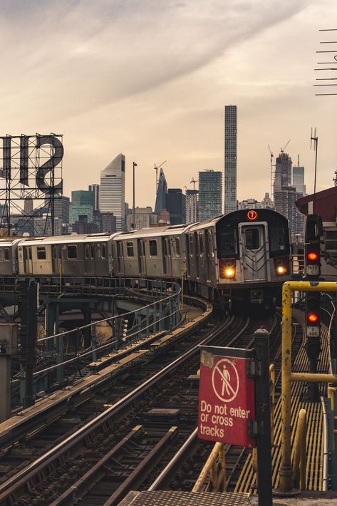 New York Train Station Aesthetic, Train New York, Subway Wallpaper, Nyc Subway Train, Subway Train Side View, New York Subway Station, Ny Subway Aesthetic, Manhattan Street Photography, New York Train